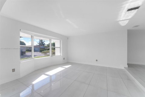 Villa ou maison à louer à Miami, Floride: 3 chambres, 138.24 m2 № 1945602 - photo 4