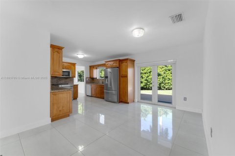 Villa ou maison à louer à Miami, Floride: 3 chambres, 138.24 m2 № 1945602 - photo 8