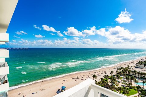 Copropriété à vendre à Hollywood, Floride: 2 chambres, 115.94 m2 № 1994149 - photo 1