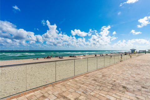 Copropriété à vendre à Hollywood, Floride: 2 chambres, 115.94 m2 № 1994149 - photo 15