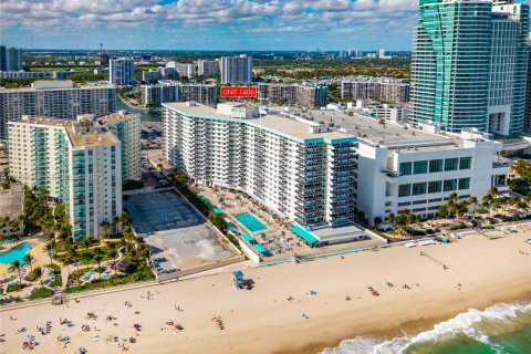 Copropriété à vendre à Hollywood, Floride: 2 chambres, 115.94 m2 № 1994149 - photo 17