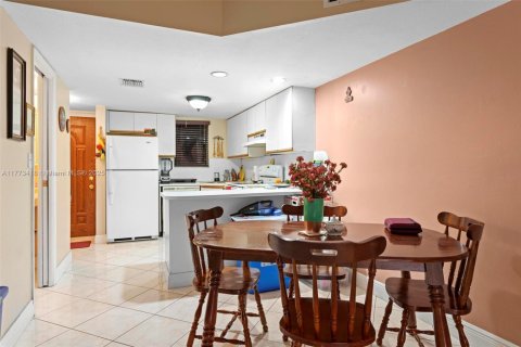 Condominio en venta en Hialeah, Florida, 2 dormitorios, 86.86 m2 № 1698850 - foto 9
