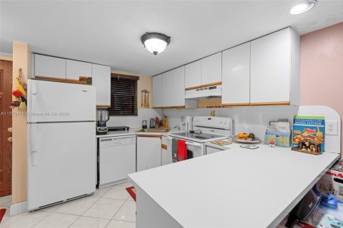 Condominio en venta en Hialeah, Florida, 2 dormitorios, 86.86 m2 № 1698850 - foto 10