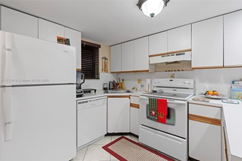 Condominio en venta en Hialeah, Florida, 2 dormitorios, 86.86 m2 № 1698850 - foto 11