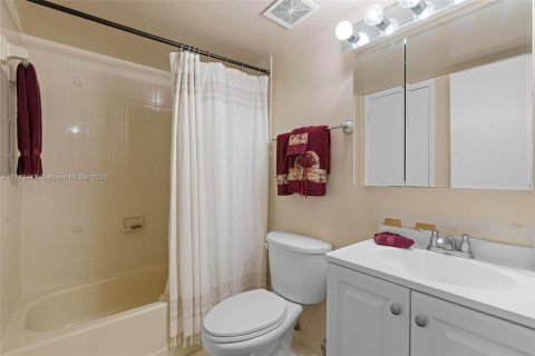 Condominio en venta en Hialeah, Florida, 2 dormitorios, 86.86 m2 № 1698850 - foto 17