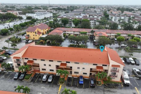 Condominio en venta en Hialeah, Florida, 2 dormitorios, 86.86 m2 № 1698850 - foto 1