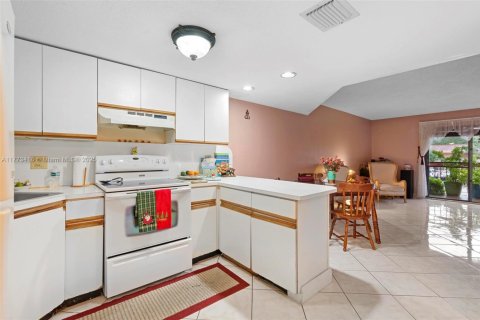 Condominio en venta en Hialeah, Florida, 2 dormitorios, 86.86 m2 № 1698850 - foto 4