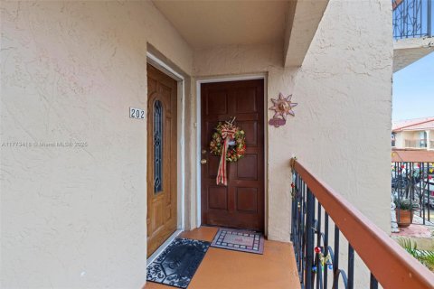 Condominio en venta en Hialeah, Florida, 2 dormitorios, 86.86 m2 № 1698850 - foto 2
