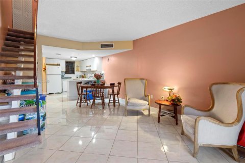 Condominio en venta en Hialeah, Florida, 2 dormitorios, 86.86 m2 № 1698850 - foto 7