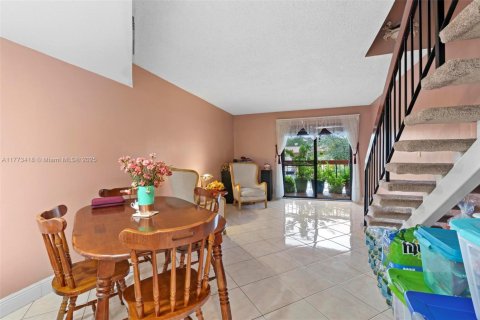 Condominio en venta en Hialeah, Florida, 2 dormitorios, 86.86 m2 № 1698850 - foto 5