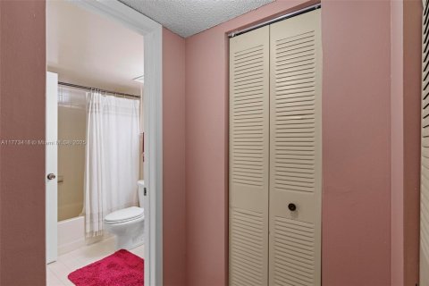Condominio en venta en Hialeah, Florida, 2 dormitorios, 86.86 m2 № 1698850 - foto 16