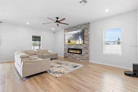 Villa ou maison à vendre à Deltona, Floride: 4 chambres, 175.59 m2 № 1913199 - photo 5