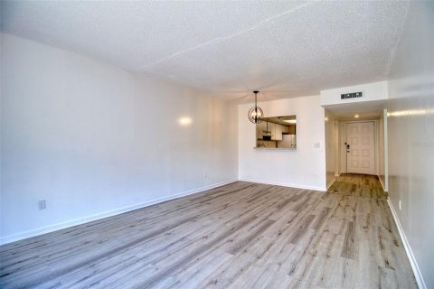 Condo in Tampa, Florida, 2 bedrooms  № 2209741 - photo 6