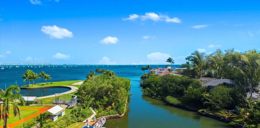 Terreno en Miami, Florida № 1999932