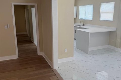 House in Saint Petersburg, Florida 3 bedrooms, 126.9 sq.m. № 2330410 - photo 9