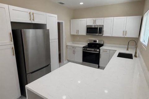 House in Saint Petersburg, Florida 3 bedrooms, 126.9 sq.m. № 2330410 - photo 10