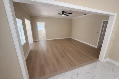 House in Saint Petersburg, Florida 3 bedrooms, 126.9 sq.m. № 2330410 - photo 8
