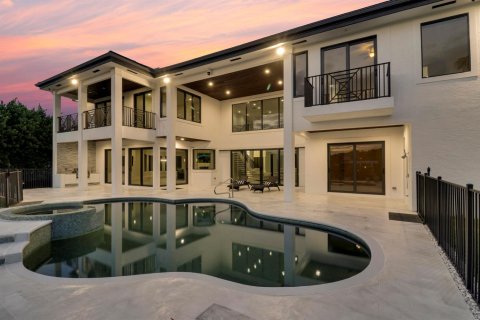 House in Jupiter, Florida 4 bedrooms, 449.46 sq.m. № 2186607 - photo 9