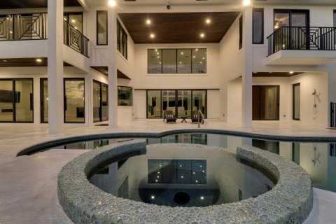 House in Jupiter, Florida 4 bedrooms, 449.46 sq.m. № 2186607 - photo 10
