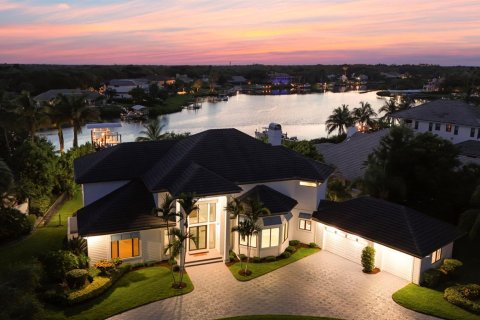 House in Jupiter, Florida 4 bedrooms, 449.46 sq.m. № 2186607 - photo 12