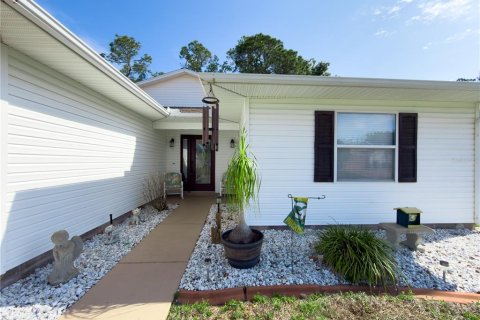 House in Leesburg, Florida 3 bedrooms, 158.77 sq.m. № 2215755 - photo 2