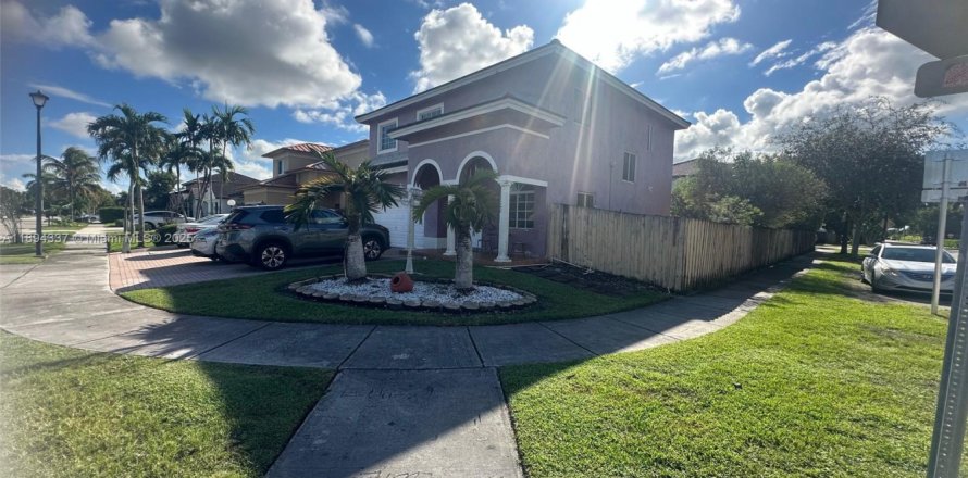 Дом в Майами, Флорида 4 спальни, 191.56м2 № 1947102