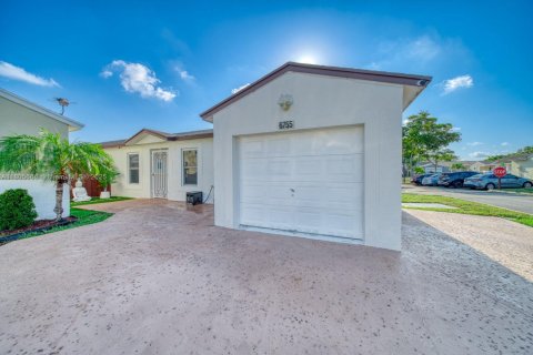 Casa en venta en Hialeah, Florida, 4 dormitorios, 126.81 m2 № 1743831 - foto 1