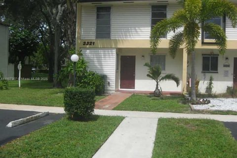 Снять в аренду кондоминиум в Холливуд, Флорида 3 спальни, 157.93м2, № 1963863 - фото 1