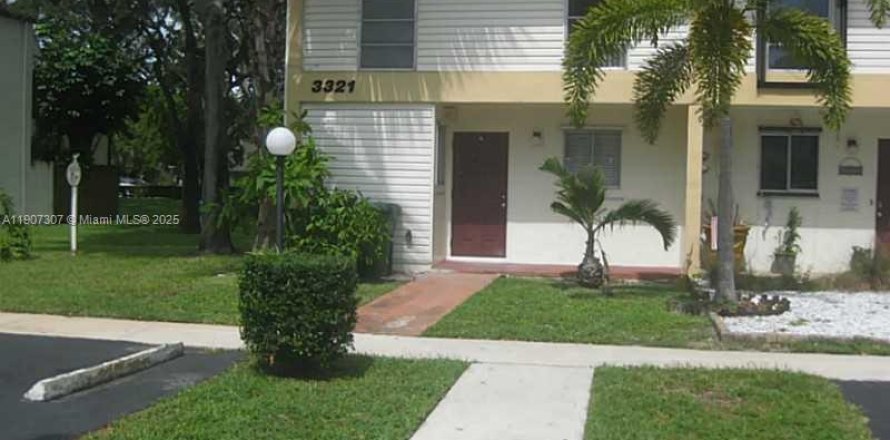 Кондоминиум с 3 спальнями в Холливуд, Флорида № 1963863