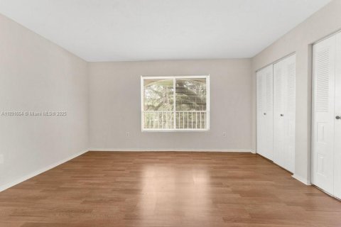 Condo in Oakland Park, Florida, 1 bedroom  № 1944771 - photo 16