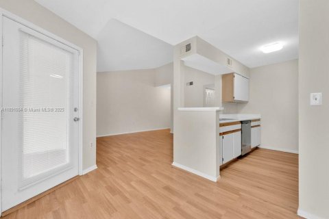 Condo in Oakland Park, Florida, 1 bedroom  № 1944771 - photo 12