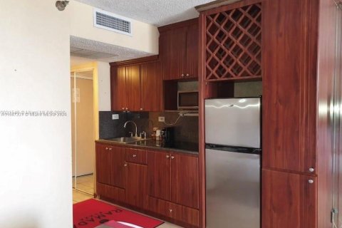 Condo in Sunny Isles Beach, Florida  № 1864649 - photo 1