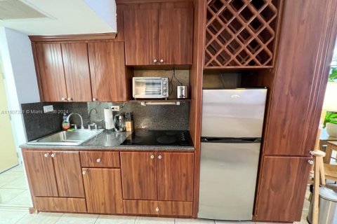 Condo in Sunny Isles Beach, Florida  № 1864649 - photo 9