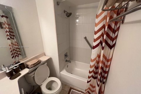 Condo in Sunny Isles Beach, Florida  № 1864649 - photo 11