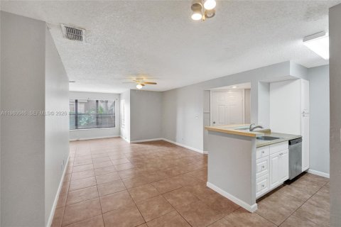 Condo in Davie, Florida, 2 bedrooms  № 2050398 - photo 21