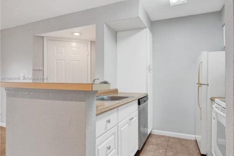 Condo in Davie, Florida, 2 bedrooms  № 2050398 - photo 22