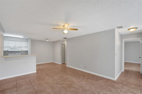 Condo in Davie, Florida, 2 bedrooms  № 2050398 - photo 11