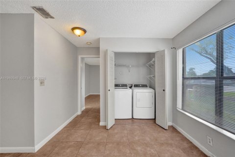 Condo in Davie, Florida, 2 bedrooms  № 2050398 - photo 15