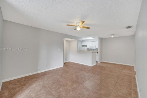 Condo in Davie, Florida, 2 bedrooms  № 2050398 - photo 9
