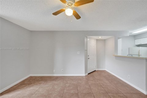 Condo in Davie, Florida, 2 bedrooms  № 2050398 - photo 8