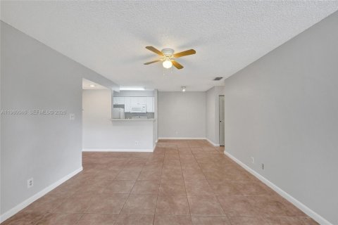 Condo in Davie, Florida, 2 bedrooms  № 2050398 - photo 10