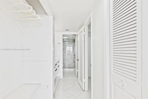 Condominio en venta en Aventura, Florida, 1 dormitorio, 93.37 m2 № 2019678 - foto 13