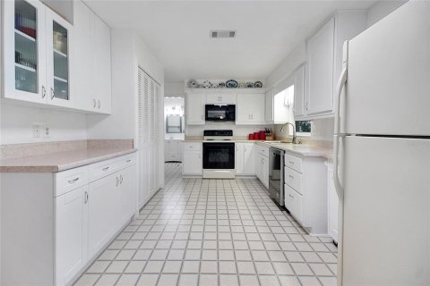 House in Fruitland Park, Florida 2 bedrooms, 115.94 sq.m. № 1795148 - photo 30