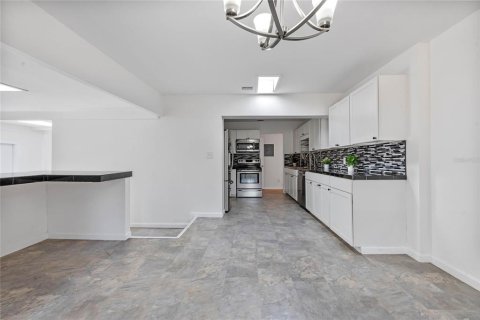 House in Orlando, Florida 4 bedrooms, 189.61 sq.m. № 1623025 - photo 9