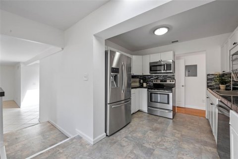House in Orlando, Florida 4 bedrooms, 189.61 sq.m. № 1623025 - photo 7
