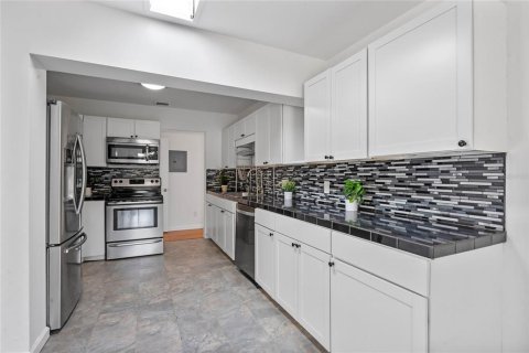 House in Orlando, Florida 4 bedrooms, 189.61 sq.m. № 1623025 - photo 4