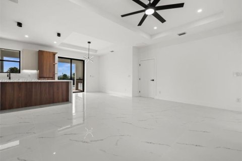 House in Cape Coral, Florida 3 bedrooms № 2186960 - photo 7