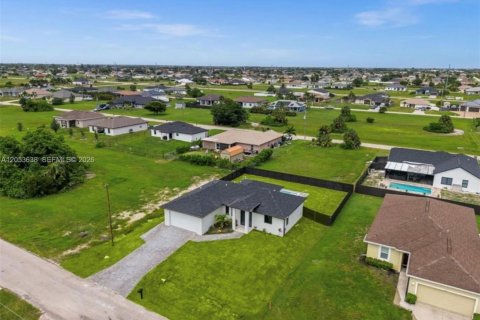 House in Cape Coral, Florida 3 bedrooms № 2186960 - photo 5