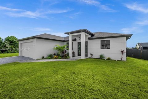House in Cape Coral, Florida 3 bedrooms № 2186960 - photo 3