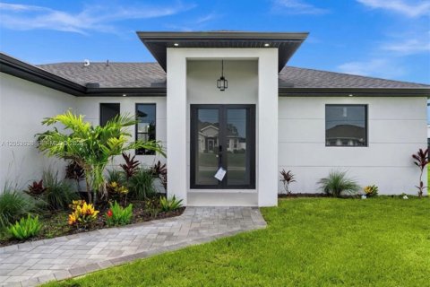 House in Cape Coral, Florida 3 bedrooms № 2186960 - photo 2